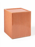 **Technische Titel: "Moderne Houten Tafel met Geribbelde Textuur"**