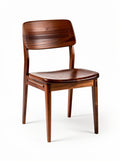 "Elegant Houten Stoel met Gestreepte Rugleuning"
